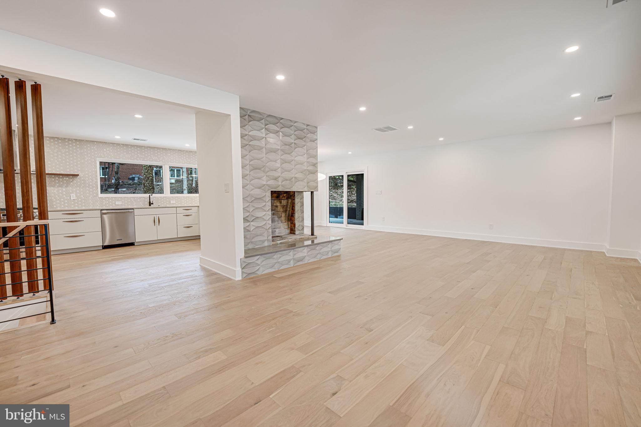 LAKE BARCROFT - Residential