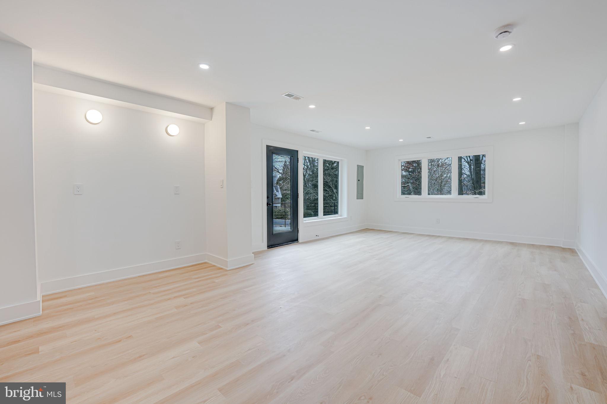 LAKE BARCROFT - Residential