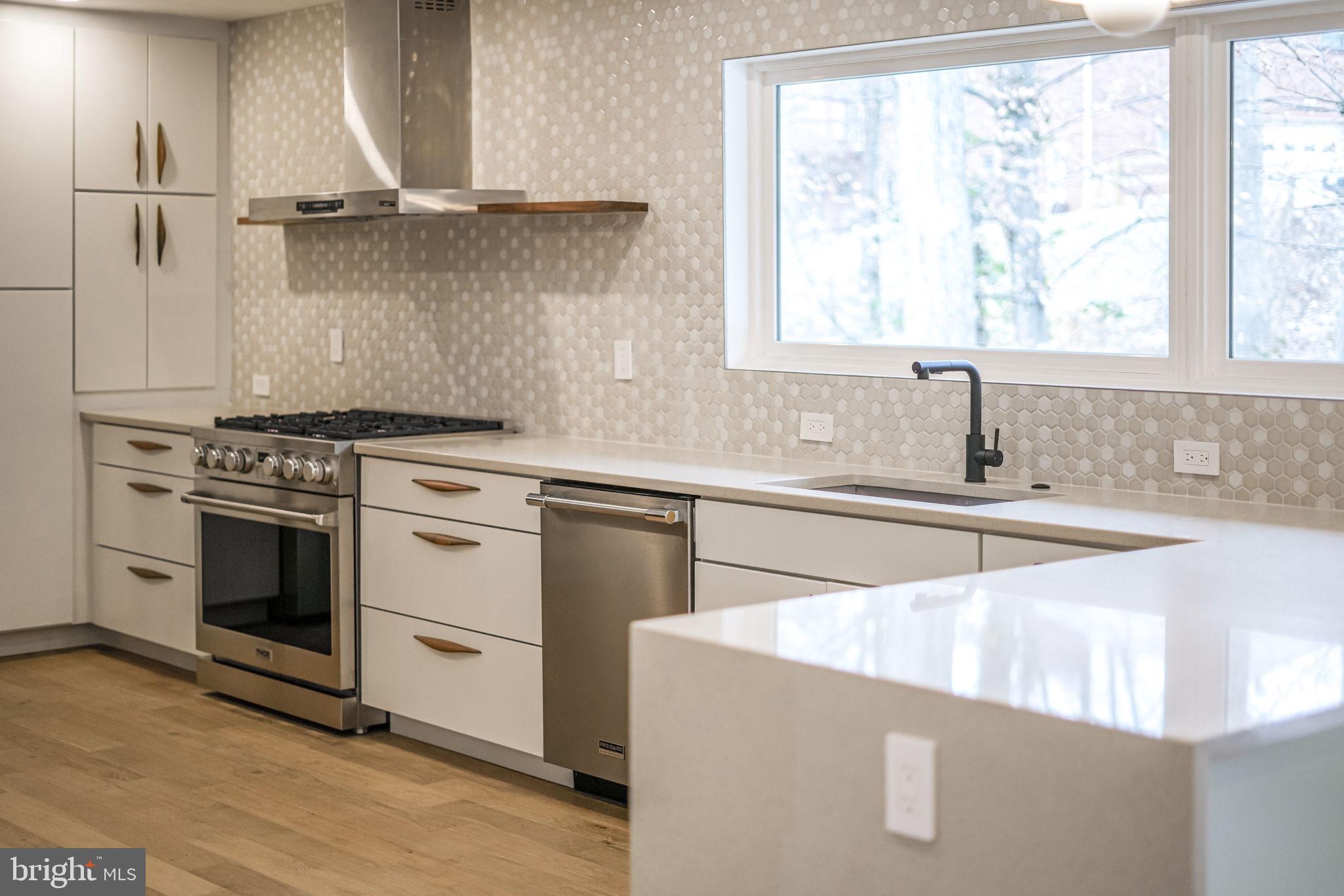 LAKE BARCROFT - Residential