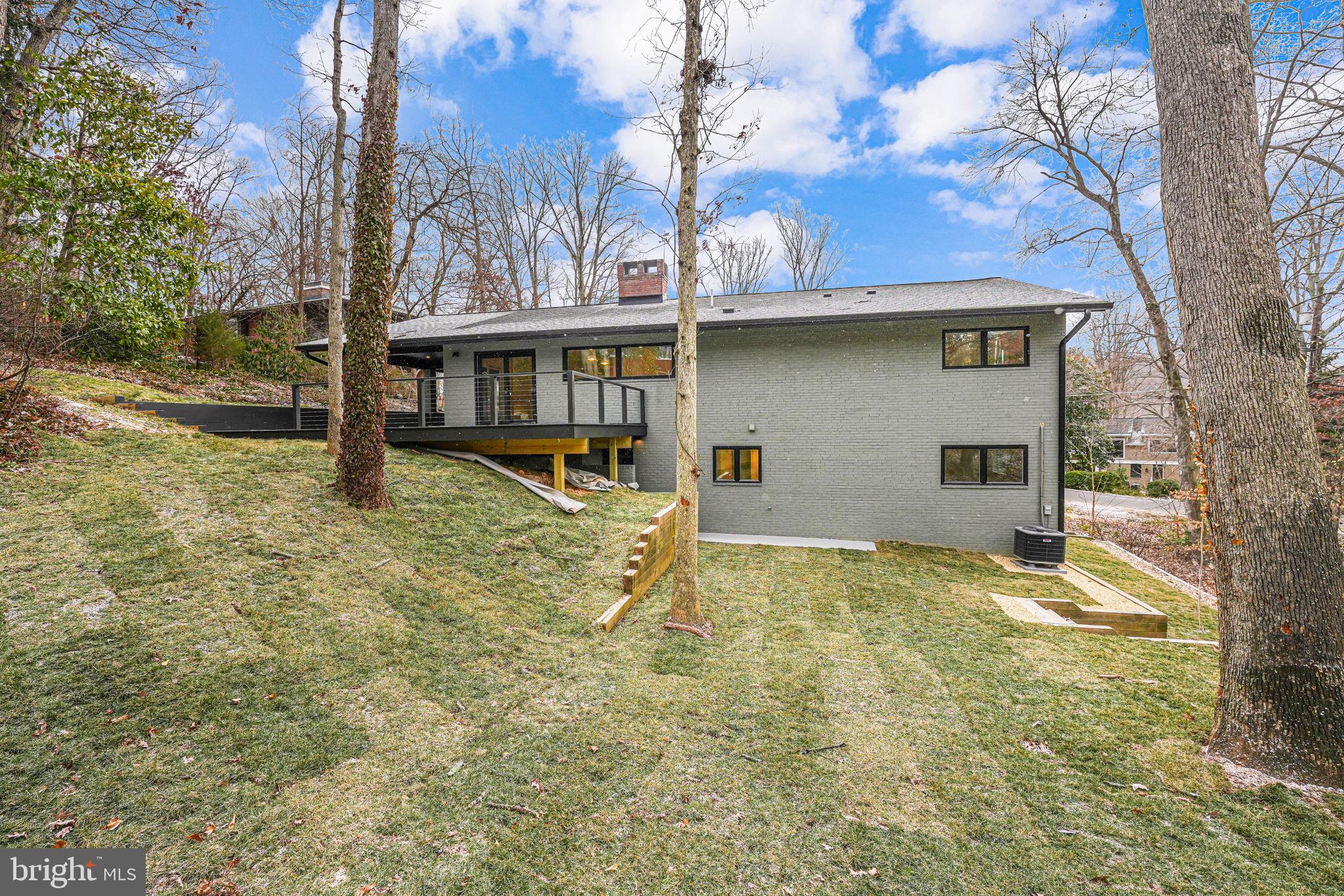 LAKE BARCROFT - Residential