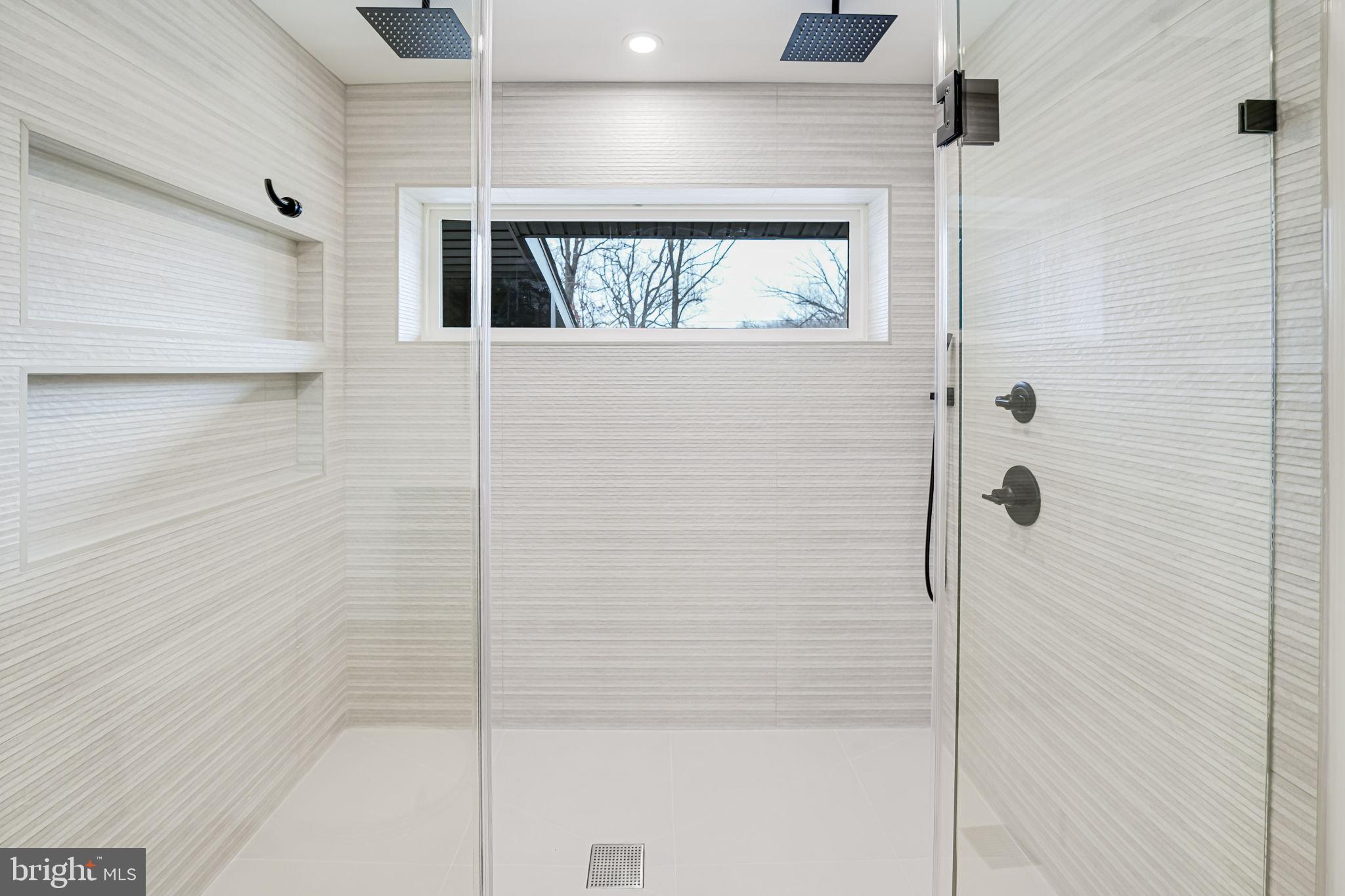 LAKE BARCROFT - Residential