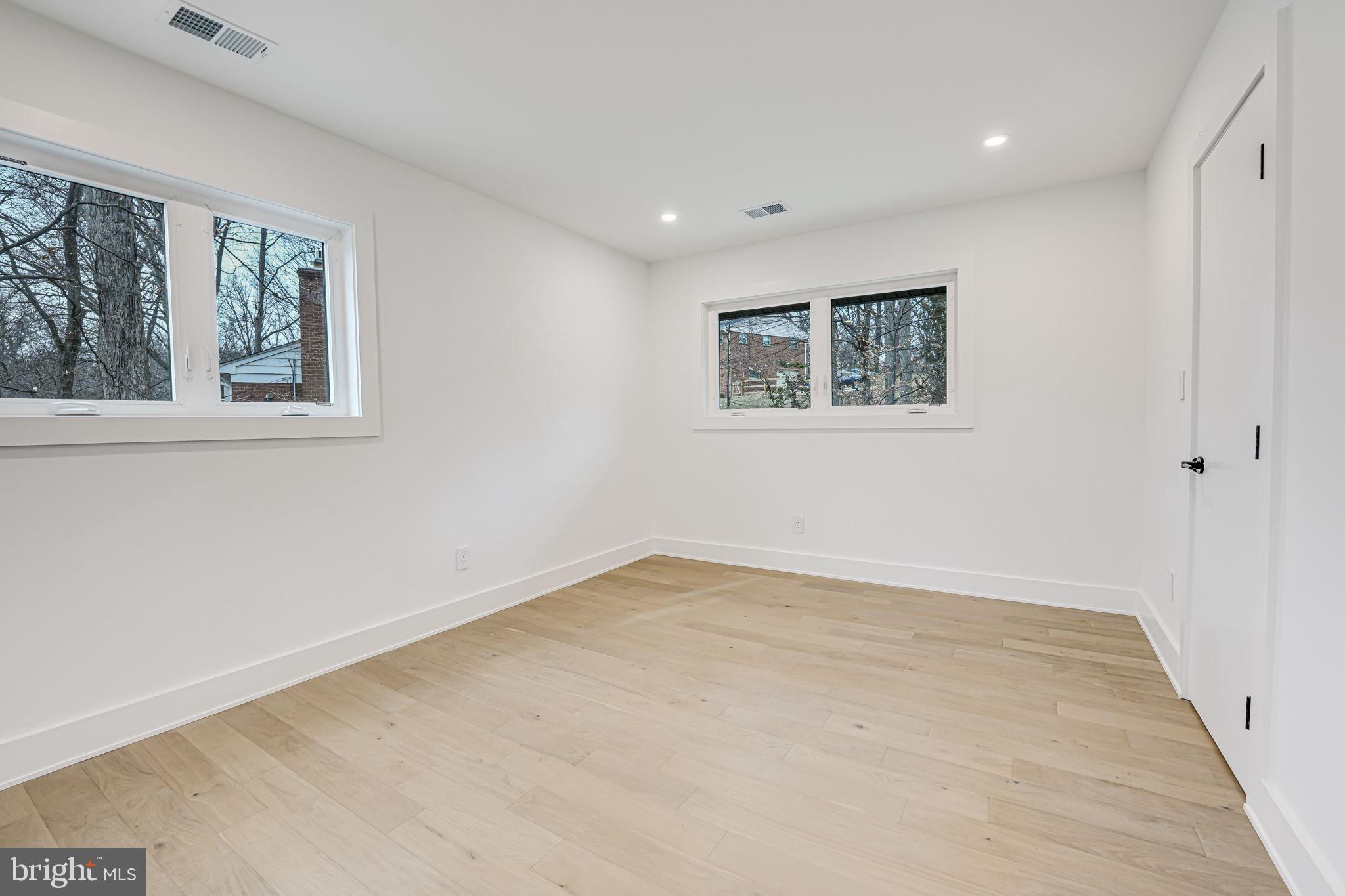 LAKE BARCROFT - Residential