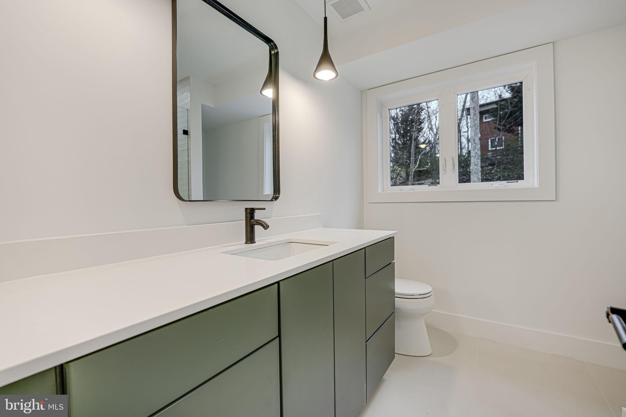 LAKE BARCROFT - Residential