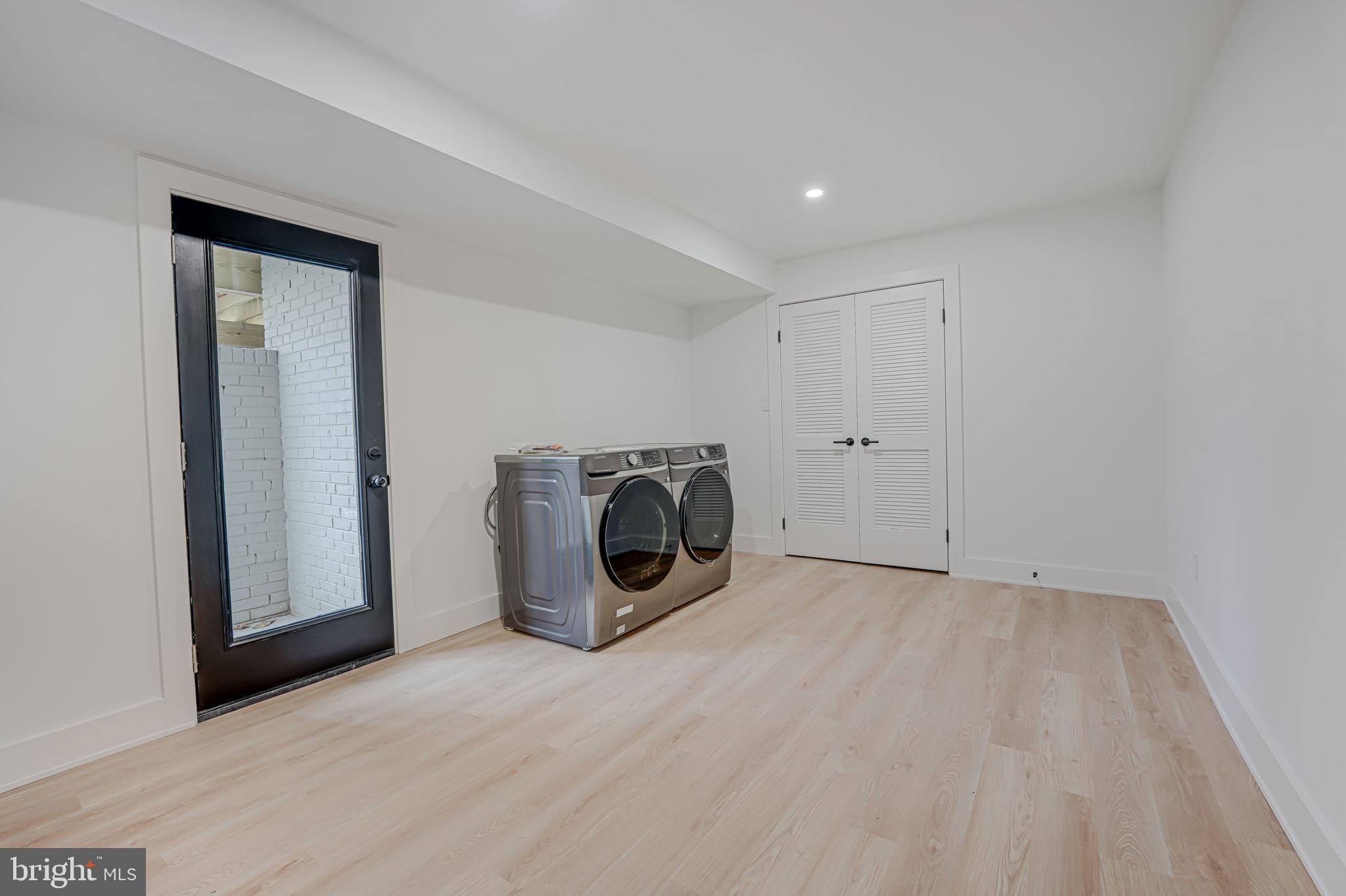 LAKE BARCROFT - Residential