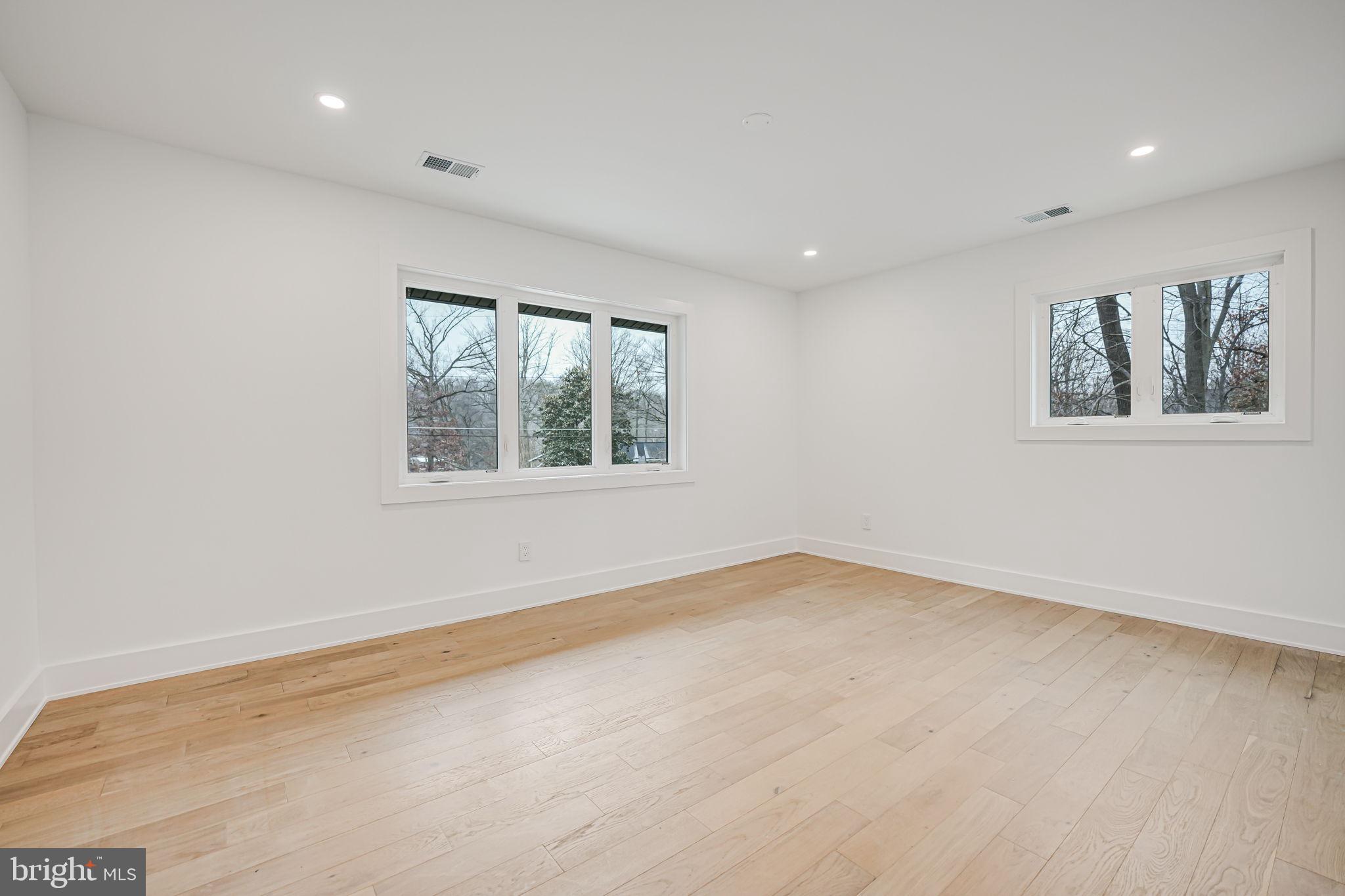 LAKE BARCROFT - Residential