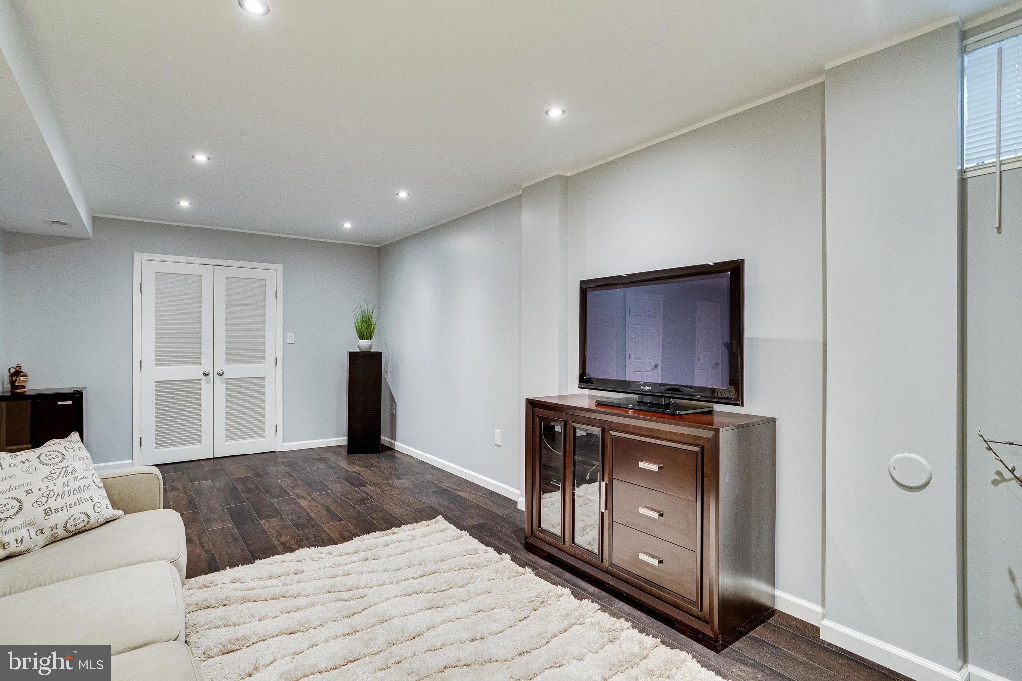 NAPLES MANOR - Residential