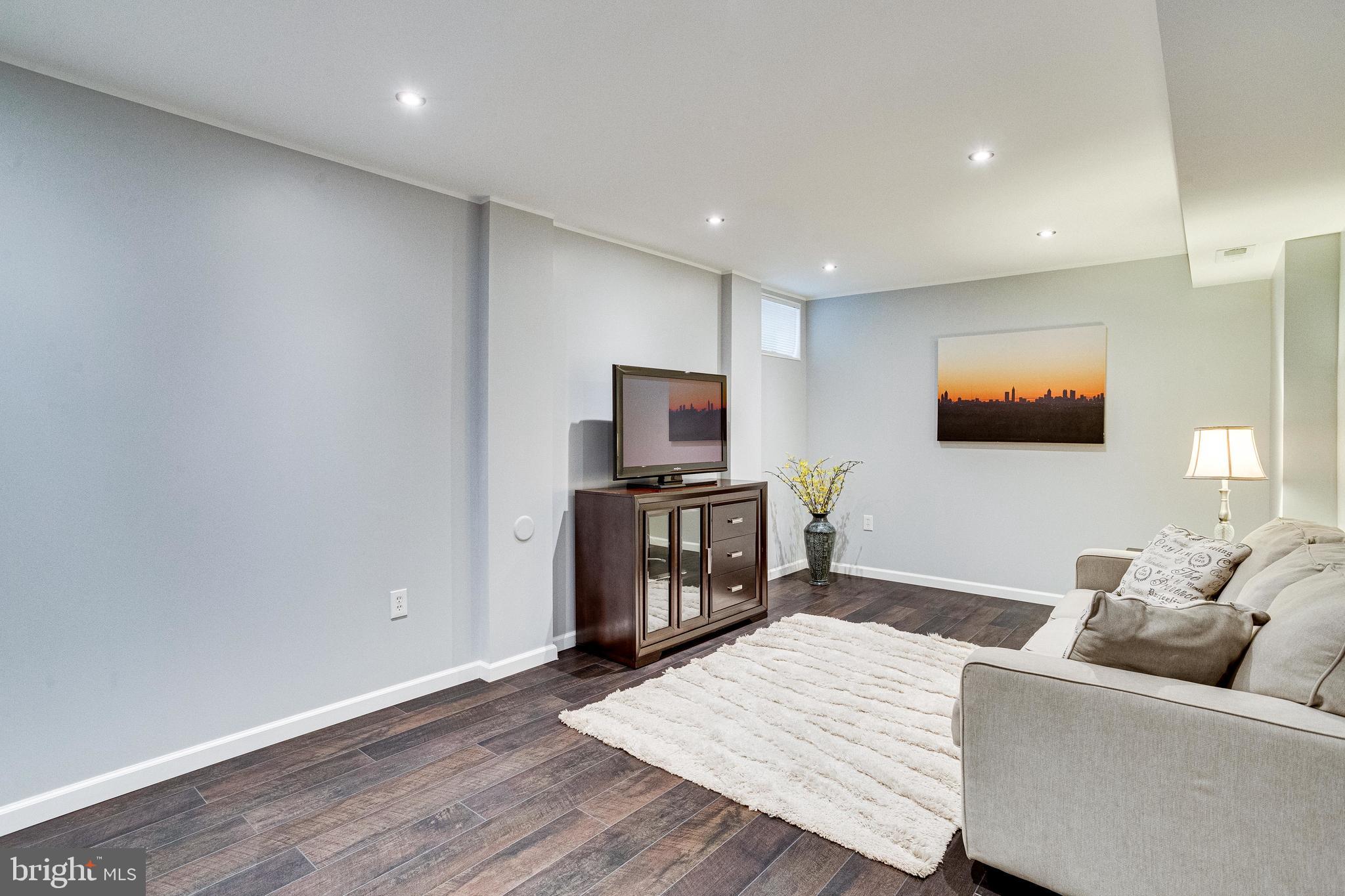 NAPLES MANOR - Residential