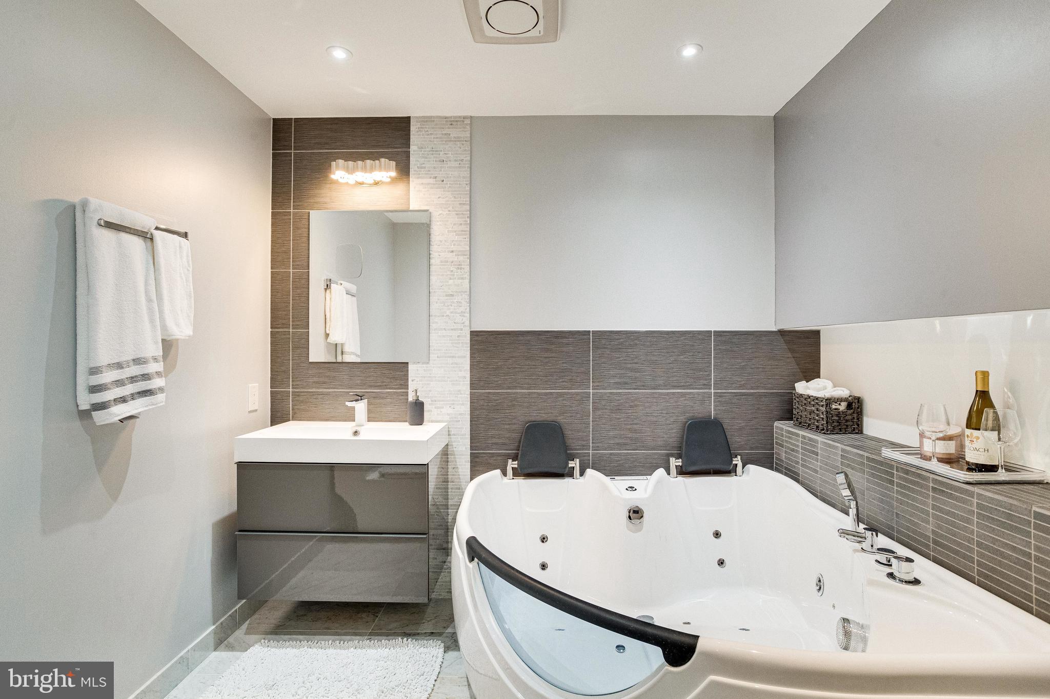 NAPLES MANOR - Residential