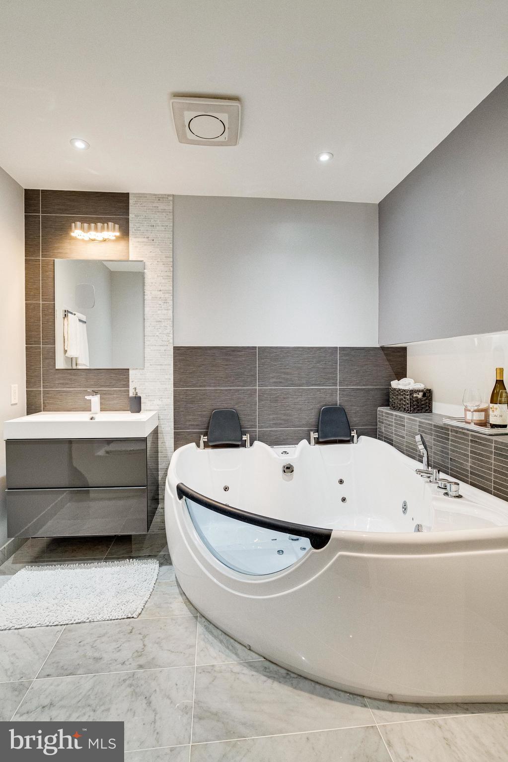 NAPLES MANOR - Residential