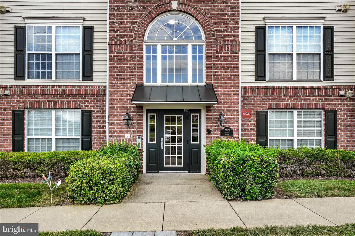 Welcome to this beautifully maintained 2 bedroom, 2 bath top-floor condo in a secure, elevator building offering the perfect combination of comfort, style, and convenience. Soaring cathedral ceilings in the living room and primary bedroom enhance the open feel, while expansive floor-to-ceiling windows fill the space with natural light.
The kitchen features granite countertops and a spacious breakfast area surrounded by windows—perfect for enjoying your morning coffee. The primary suite includes two closets, one of which is a walk-in, and a private en suite bath. You’ll also find three full door-length mirrors thoughtfully placed throughout the home, adding both function and elegance. The second bedroom is generously sized and thoughtfully positioned on the opposite side of the unit for added privacy, with a full bath just steps away.
Additional highlights include in-unit laundry, abundant closet space, a covered patio for outdoor relaxation, and a secured front entrance to the building. Ideally located close to shopping, dining, and major commuter routes—this home offers a wonderful blend of everyday ease and elevated living.