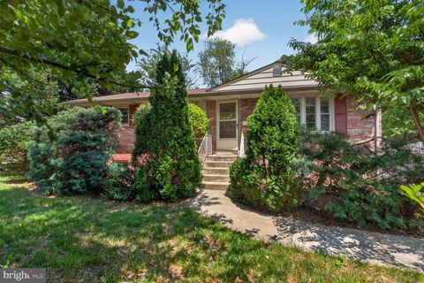 Photo of 812 Grant Street, HERNDON, VA 20170 (MLS # VAFX2307118)