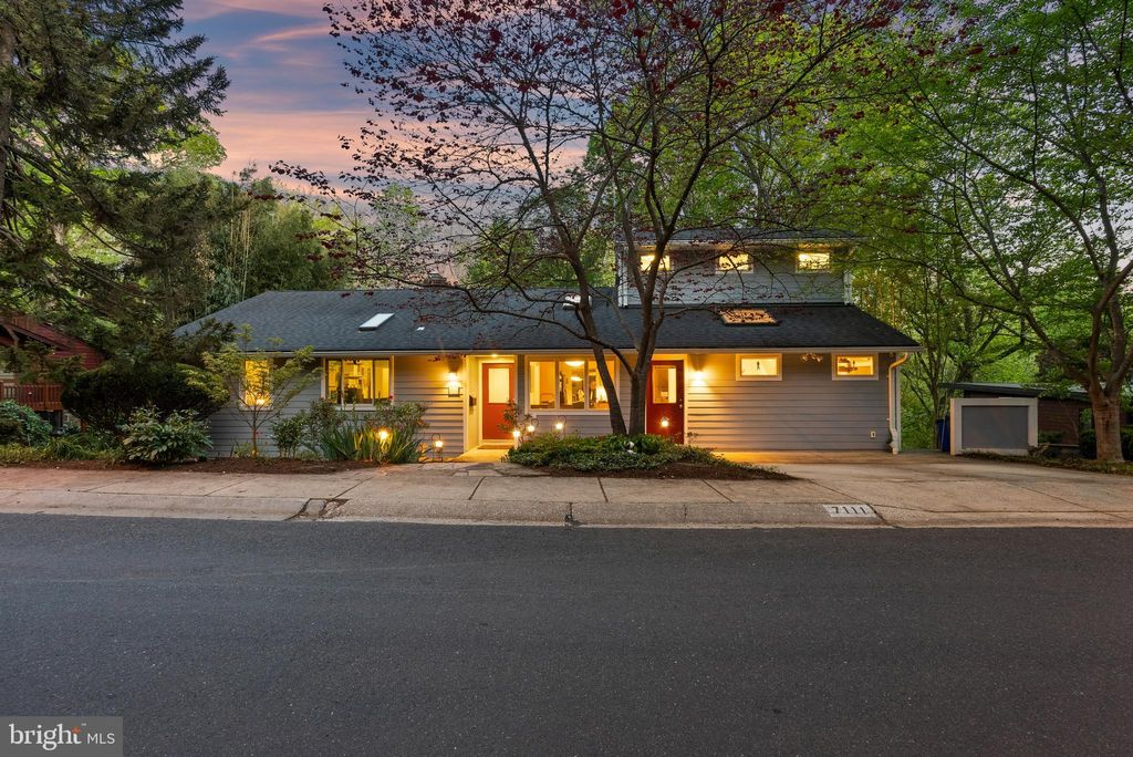 Photo of 7111 Braeburn Place, BETHESDA, MD 20817 (MLS # MDMC2203108)