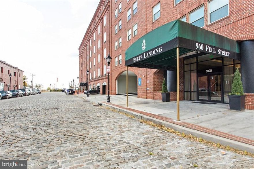 Bright & Open 3rd Fl condo features 1 bedroom,1.5 baths, beautiful hardwood floors,kit w/breakfast bar, granite counters & ss apps Large Family room leads to your private patio overlooking the courtyard with amazing water views! 24 hr doorman, Gym, & Pool are just some of the building amenities! New Carpet & Fresh Paint! This is a Fannie Mae HomePath Property. **AGENTS - SEE AGENT REMARKS**