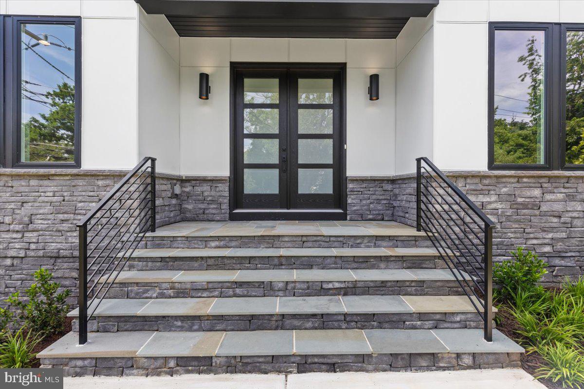 6511 IVY HILL DRIVE