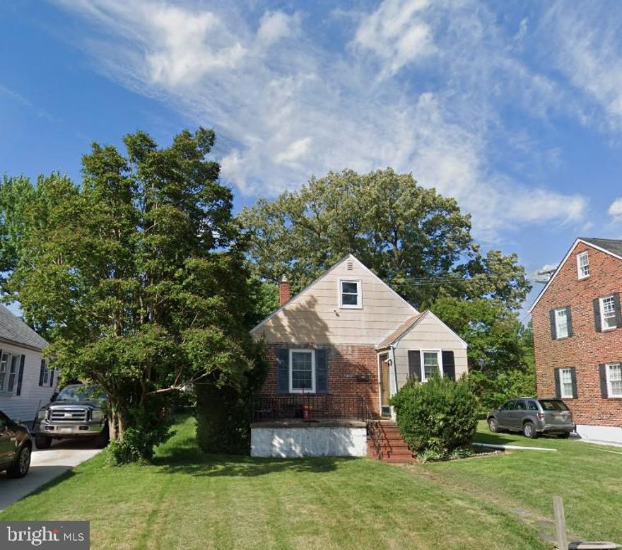 Investor/Handyman Special!   One kiss and he will turn back into a handsome prince.  Well not exactly, it will take some paint, that decorator touch and you can turn this place into one of nicest homes in the neighborhood.