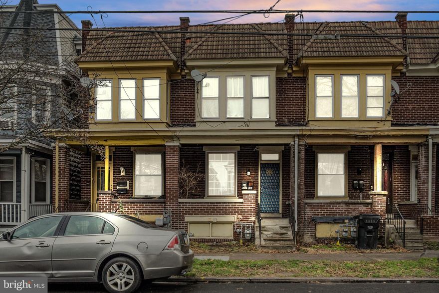 Great multi ready for the next investor to add to their portfolio. $2350 in combined rents. $260 utility buffer collected. This property is delivering $24, 531 NOI under the current seller's management structure. 24 hour buffer required for showings.