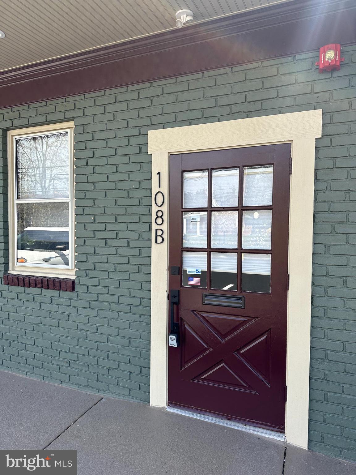 Main image without alt text