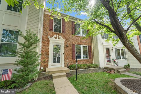 Photo of 166 Shirley Square SE, LEESBURG, VA 20175 (MLS # VALO2124550)