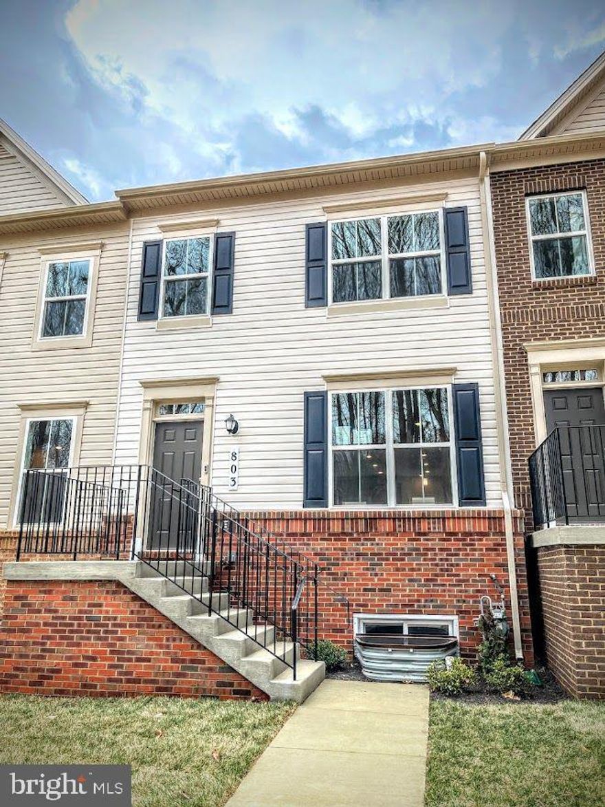 4 level Lennar townhome in Clarksburg Square. Open and spacious floor plan on the main level includes the kitchen with stainless steel appliances, dining area, granite center island, and a large living room. Enjoy the fabulous loft with a rooftop terrace and powder room. Community pool & playgrounds. Close to Premium Outlet and less than 1 min from 270, Sought after Clarksburg High School location. This is where location, lifestyle, and convenience converge.  No pets are allowed. No smoking is allowed. Tenants pay all the utilities. Proof of Income and Credit check required.