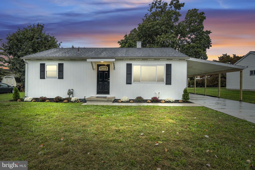 Photo of 712 Kelly Drive, YORK, PA 17404 (MLS # PAYK2091962)