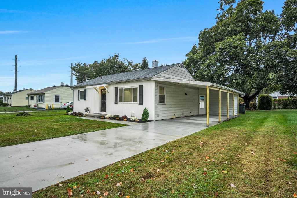 Photo of 712 Kelly Drive, YORK, PA 17404 (MLS # PAYK2091962)