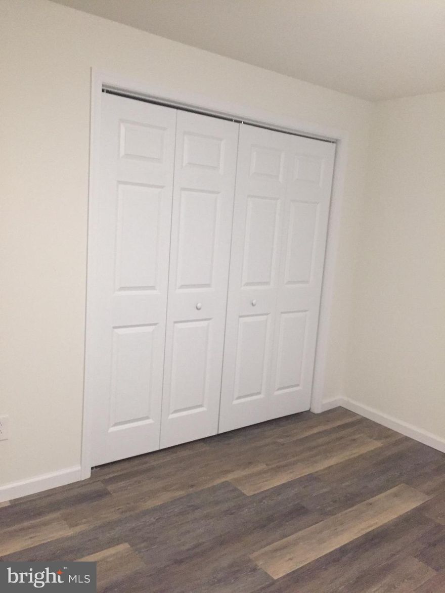 18 Units 10-2 Bedrooms and 8-1 bedroom apartments, some of the units have been updated, fully leased, new electrical system, new water meters, all 18 units have new toilets. Many uprgades

There will be a tour 12/11 at 12:00 Noon