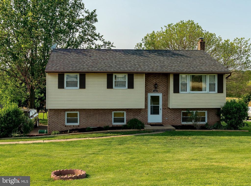 Photo of 8304 ELIZABETHTOWN RD RD, ELIZABETHTOWN, PA 17022 (MLS # PALA2035252)