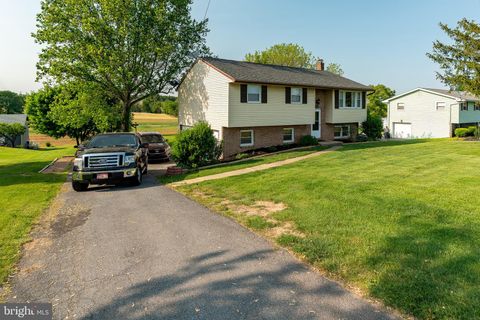 Photo of 8304 ELIZABETHTOWN RD RD, ELIZABETHTOWN, PA 17022 (MLS # PALA2035252)