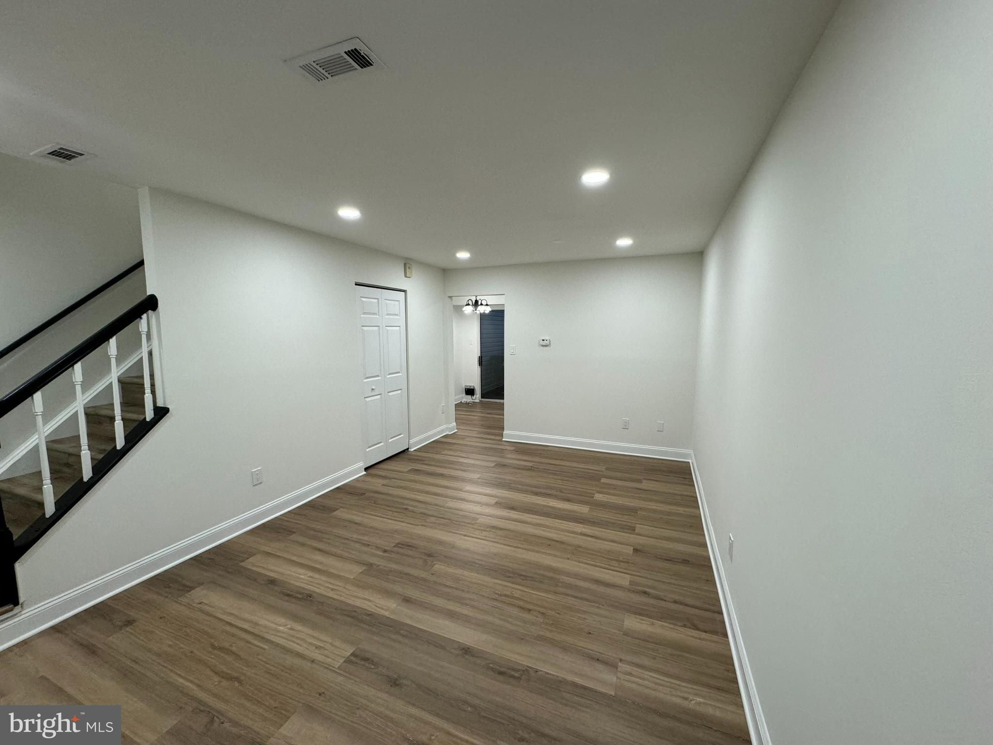 207 SAINT JOHNS SQUARE 207