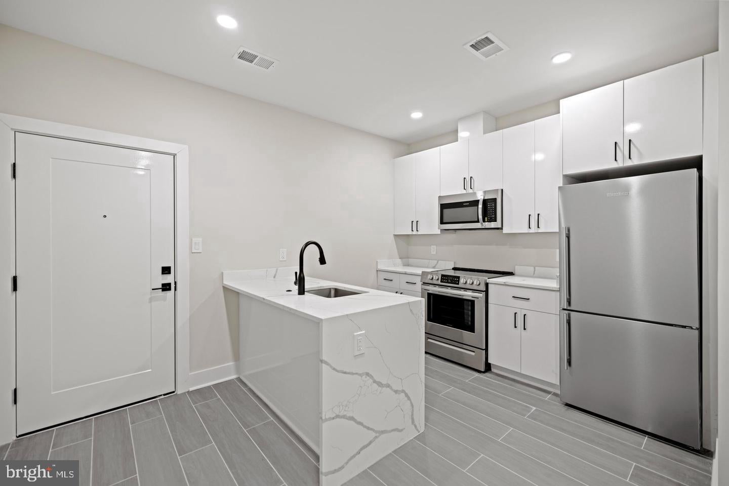 824 18TH STREET NE 002