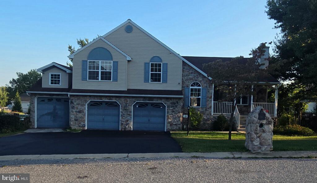 33 BROOK HOLLOW AVENUE
