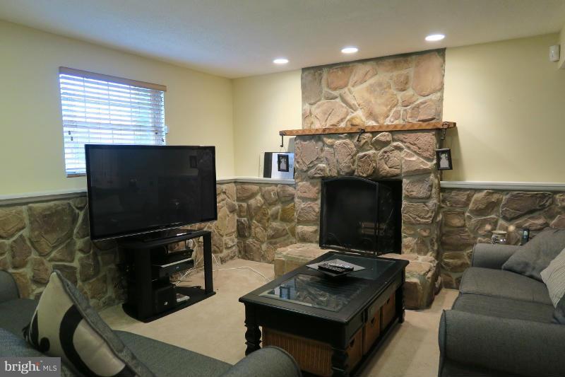 KNOLLS OF DUMFRIES - Residential Lease