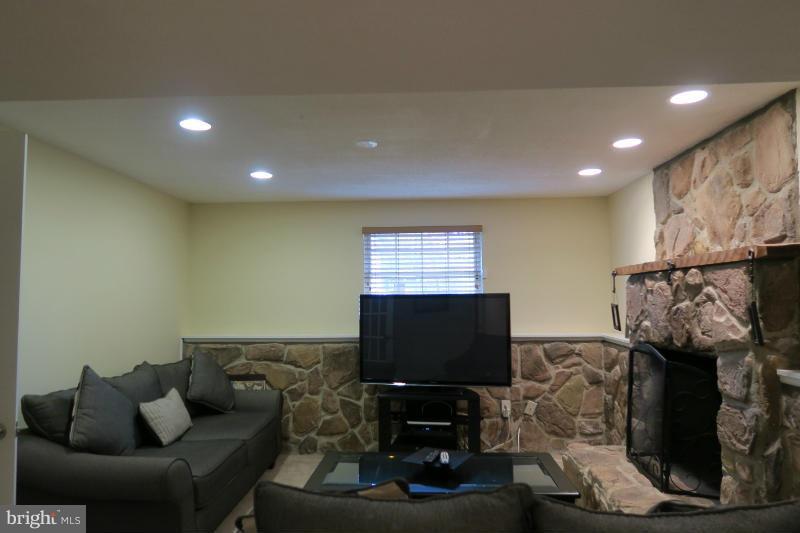 KNOLLS OF DUMFRIES - Residential Lease