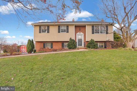 Photo of 2447 ELLENDALE DR, LANCASTER, PA 17602 (MLS # PALA2028302)