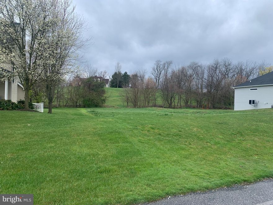 Homesite available in award-winning Penn National Community! No master association fees, no time frame to build. Buy now, build when you are ready. Penn National works with quality builders to construct your custom dream home. Neighborhood is subject to covenant guidelines. Community offers 36 holes of 4 star golf, outdoor pool, tennis/pickleball, yoga, community garden, 40 + social clubs, restaurant/bar, and so much more!!