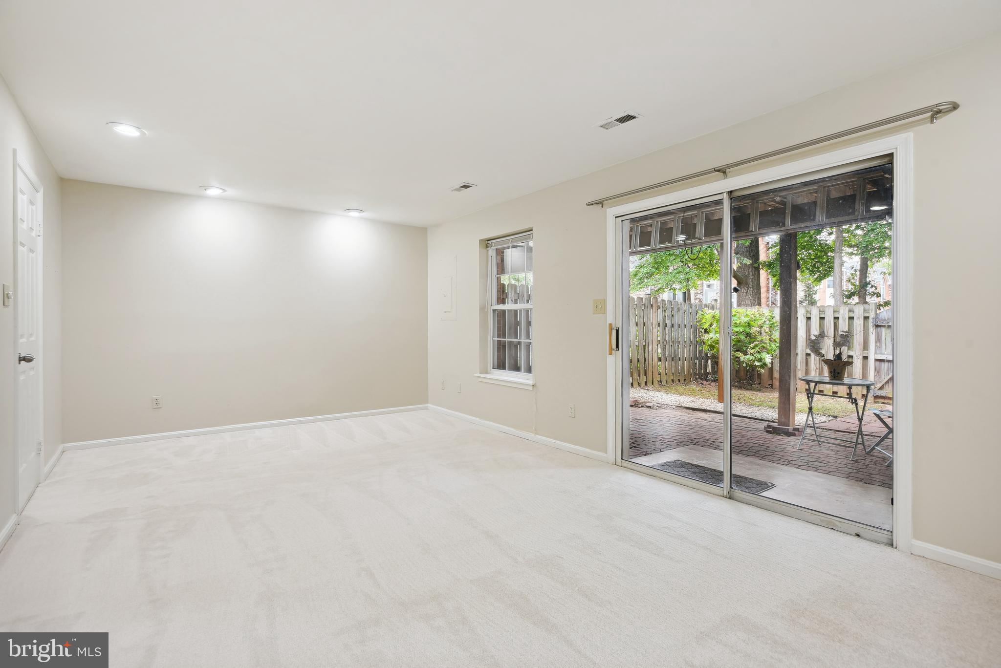 MIRROR RIDGE - Residential