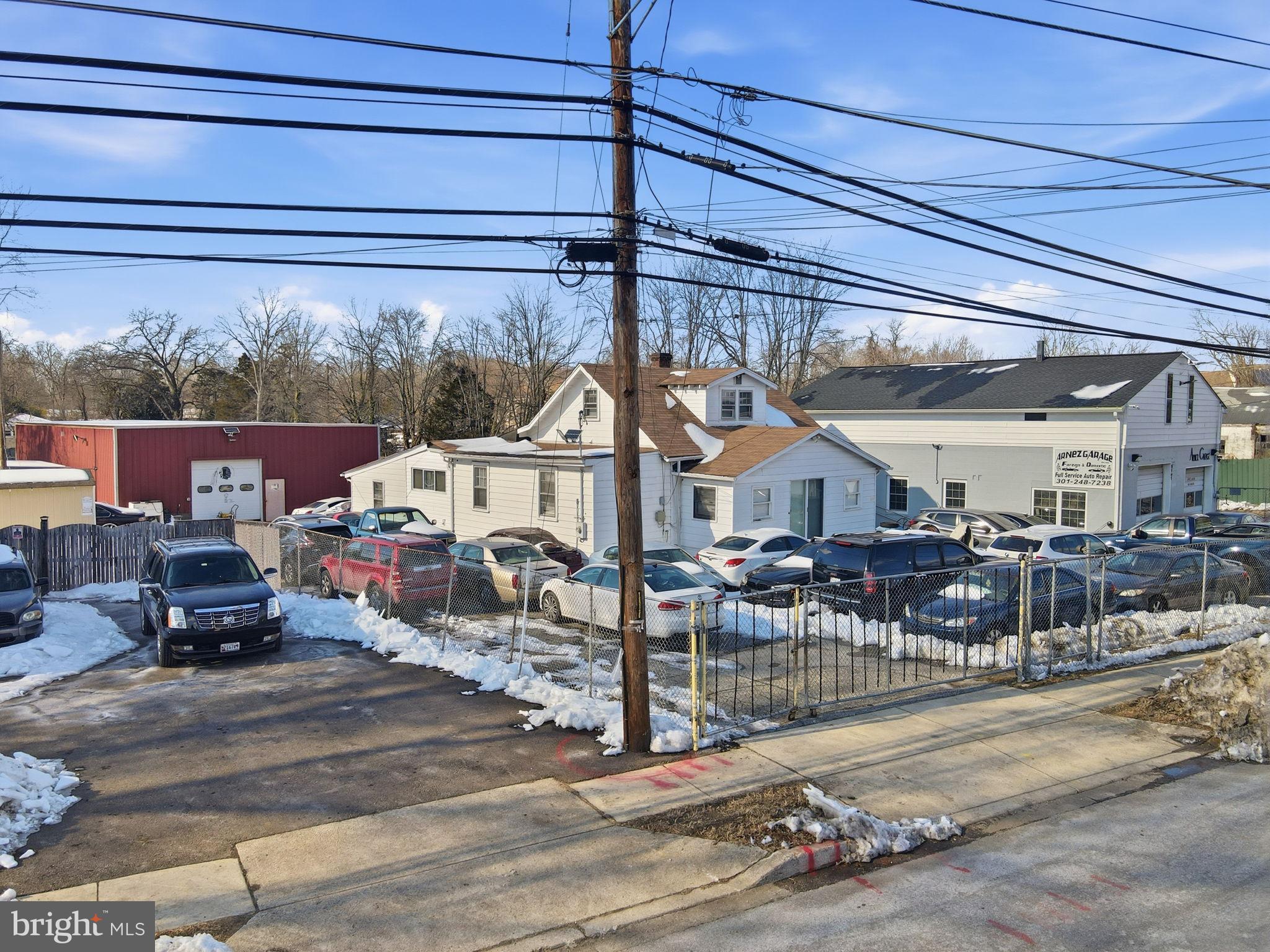 Main image without alt text