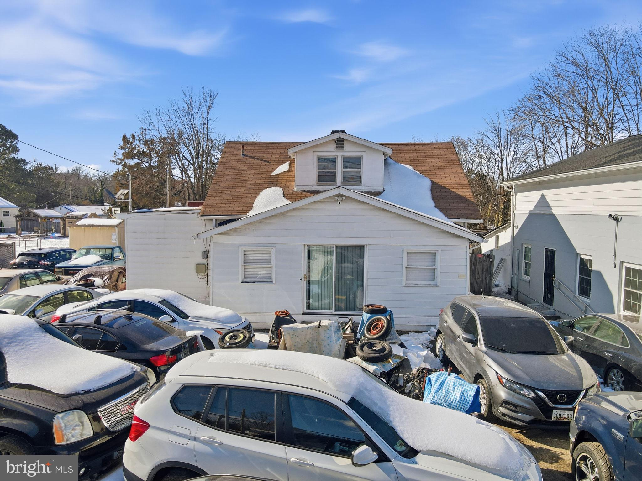 Main image without alt text