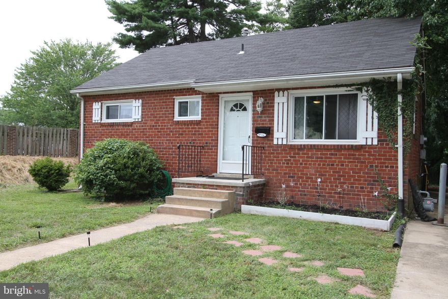 Immaculate 3 BR, 1BA detached home with completely renovated kitchen that  boasts stainless steel appliances and granite counters.  Totally renovated bathroom.  Hardwood floors.  Wonderful large back yard perfect for entertaining.  HVAC is a year young. Ample parking. No HOA.  Close to Historic downtown, shops and restaurants.  You won't find a better deal!