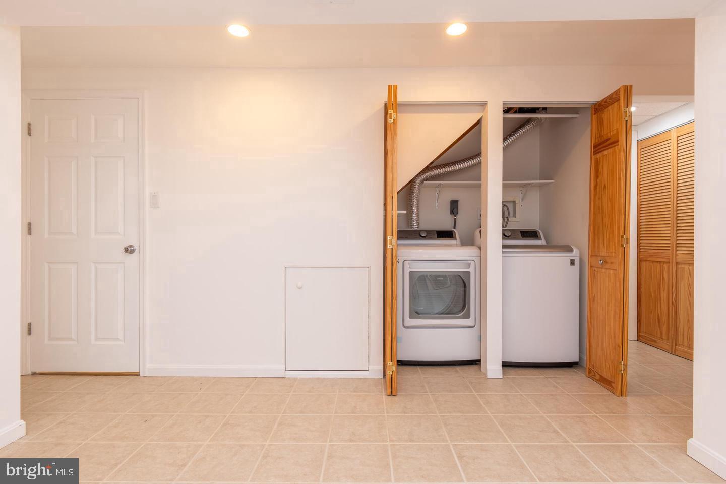 MIDDLEBRIDGE - Residential Lease