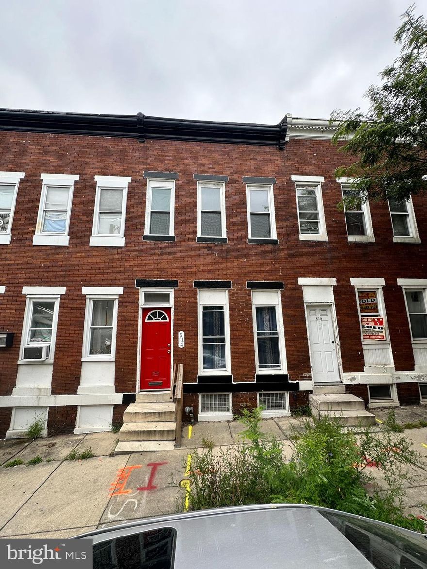 INVESTOR SPECIAL- LIGHT RENOVATION NEEDED TO GET THIS 3 bedroom,  2 FULL BATH TOWNHOME WITH  FINISHED BASEMENT READY TO ROLL!  MOTIVATED SELLER  SEEKING QUICK CLOSE! LETS MAKE A DEAL