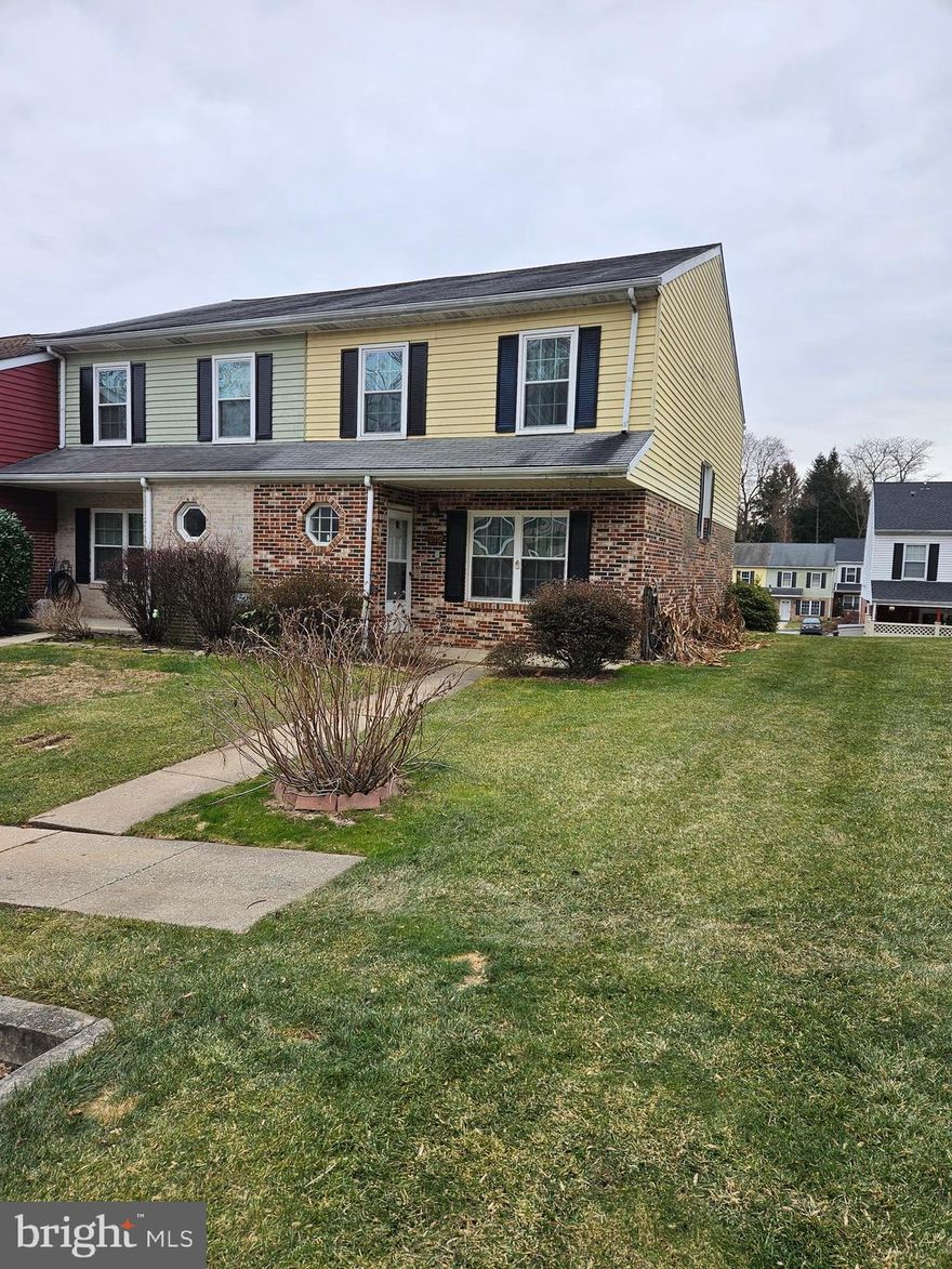 End unit in wonderful neighborhood. This home needs some TLC and a few repairs but it
could be exceptional. Full unfinished basement to increase your value. Spacious rooms, newer
mechanicals, etc. This would make a wonderful home or an excellent investment property. Priced to sell.