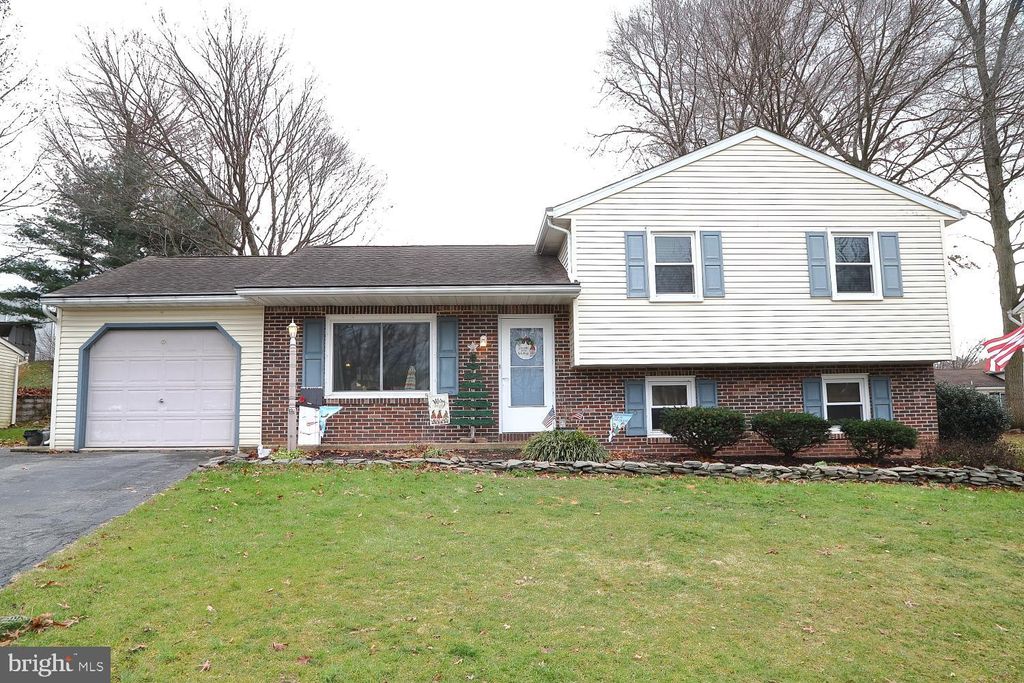 Photo of 37 Summers Drive, Stevens, PA 17578 (MLS # PALA2044488)
