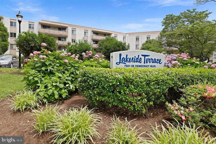 LAKESIDE TERRACE - Residential