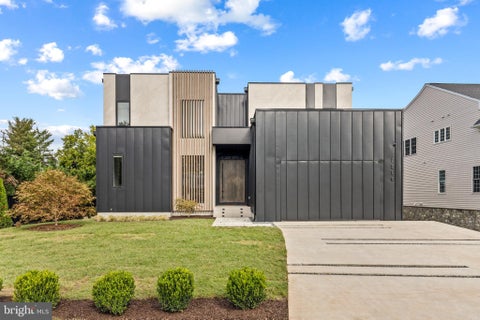 Photo of 7216 Davis Court, MCLEAN, VA 22101 (MLS # VAFX2328376)