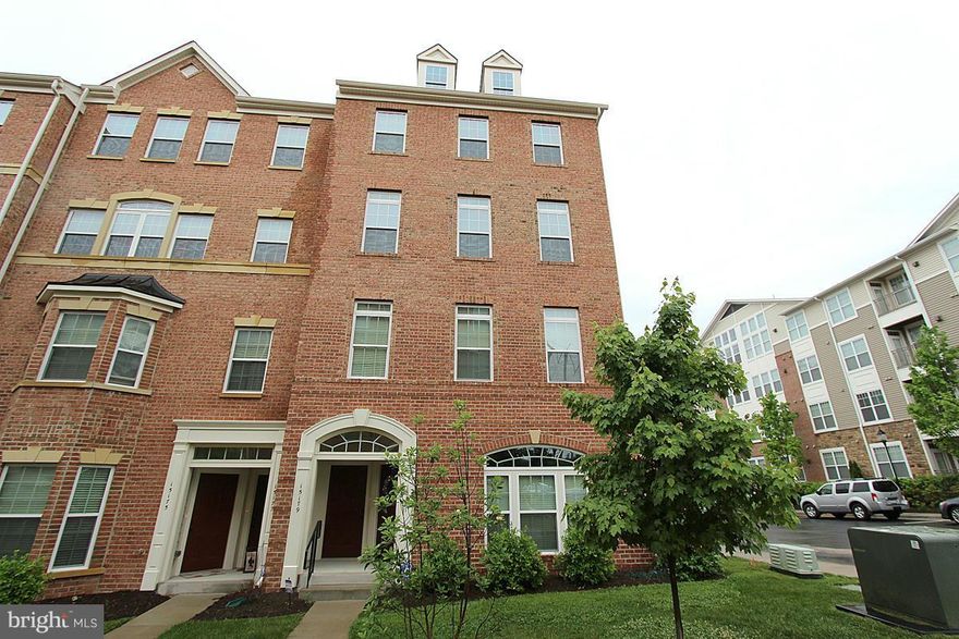 You won't be disappointed! Gorgeous light filled end unit condo w/hardwood on main level. Gourmet kitchen w/granite counters, tiled backsplash, SS Appliances, double ovens & Breakfast Bar.  Family Room w/gas fireplace.  MBR Suite with 2 walk in closets.  Master bath w/dual sinks and walk-in Roman shower w/dual heads. Large bedrooms. Great storage. Amenity filled gated community.