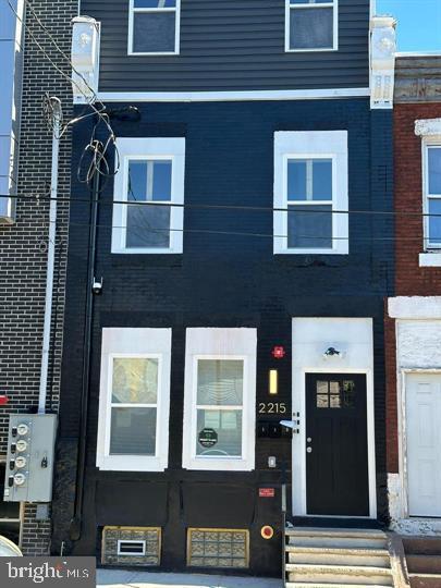 Welcome to this beautifully remodeled triplex in the temple area. Fully rented cash flow positive . This property features shaker cabinets and granite countertops for each unit. All the modern bathrooms are wall to floor ceramic tile in the walk-in showers. Close to public transportation. Great opportunity for first time inventors.