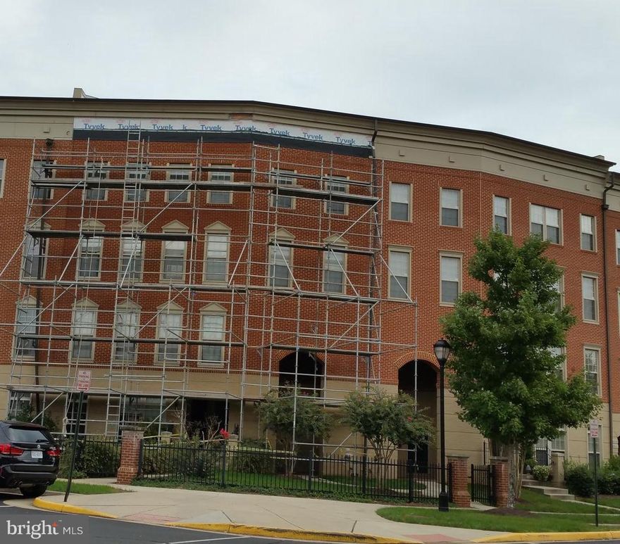 3190+sq ft pristine condo w/integral garage. Massive kit w/stainless upgrd appliances & huge granite island brkfst bar! New Custom paint, window treatments and upgrades thruout. Double decks w/dbl storage rms. 3 or 4 bdrs w/addtnl den/sitting rm.Sunroom off kitchen. All bdrs have private baths. Upscale TowneCtr w/shops,park,pool & fountains.Hop on 66, 15,29 or Pkwy. Also for sale.SHORT TERM AVLBL