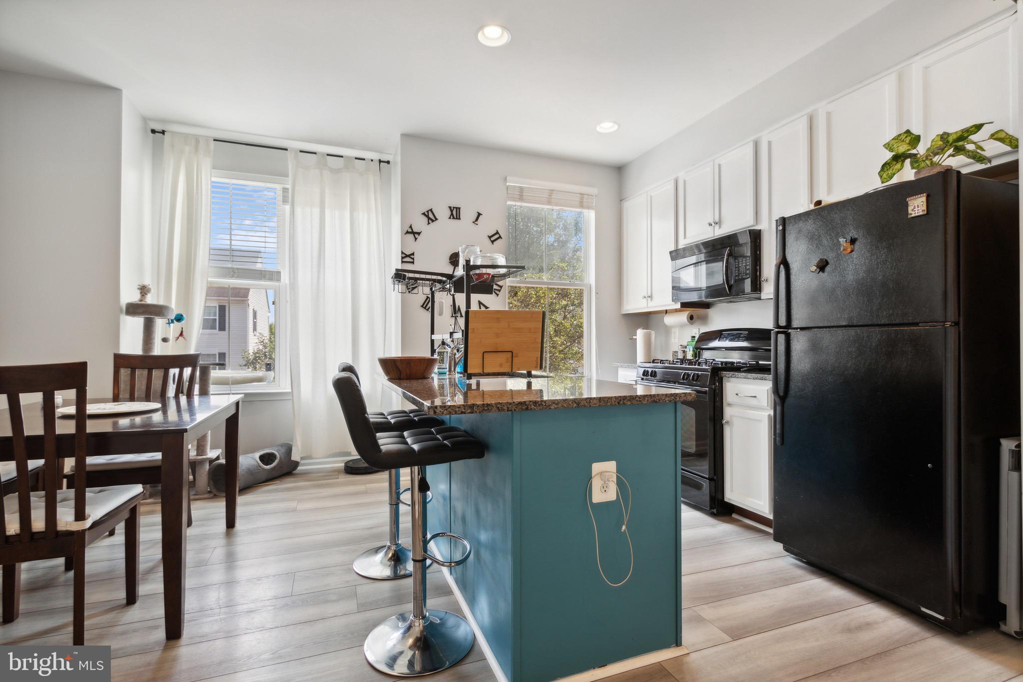 RIVER OAKS - Residential