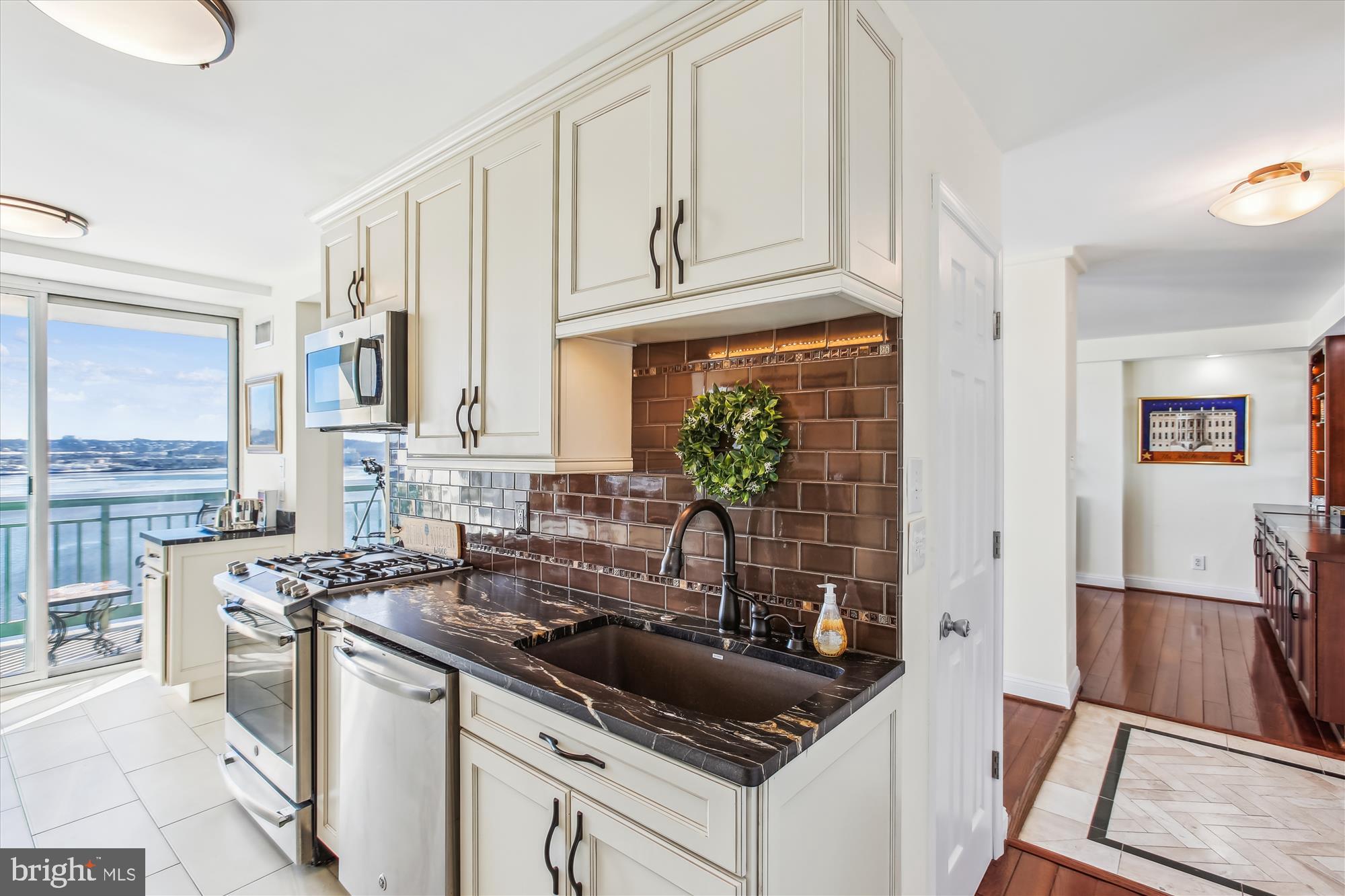 MARINA TOWERS - Residential